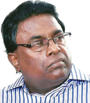 News Photo 1 - India - Arts-Literature - article_karoor_soman_dec05