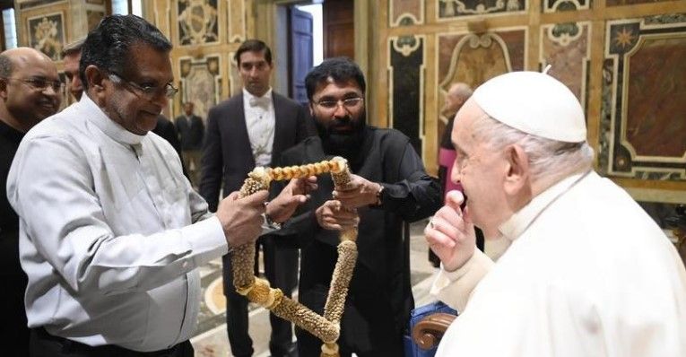 Photo #1 - Europe - Otta Nottathil - pravasi_appostolate_pope_francis_gift_cardomon_garland